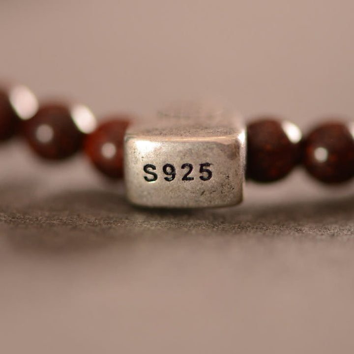Pulsera de triple envoltura con protección de carácter Fu de sándalo rojo de hoja pequeña india de plata de ley 925 con Buddha Stones
