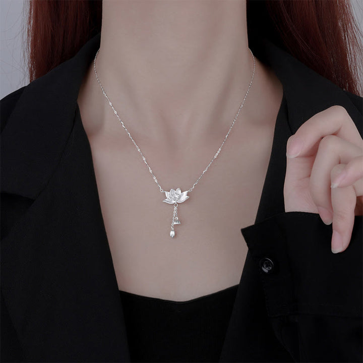 Colgante de collar de iluminación tallada con vaina de flor de loto de plata de ley 999 con Buddha Stones