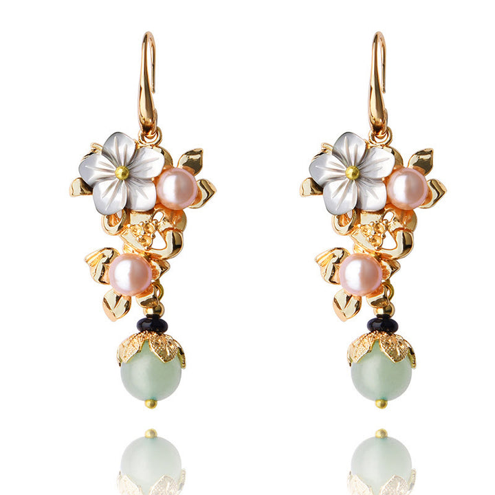 Pendientes colgantes con cuentas de aventurina verde, perla y flor de piedra Tridacna chapada en oro de 14 quilates con Buddha Stones