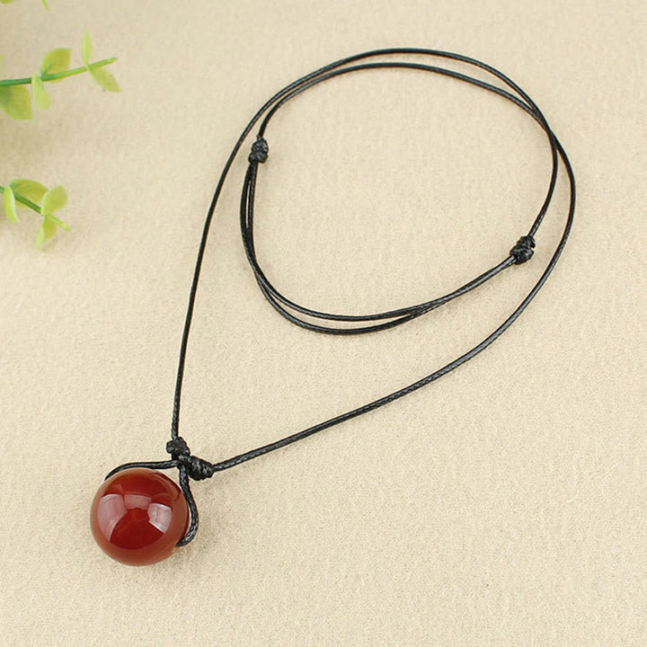 Collar con colgante de cuerda de cuero con cuentas de ágata roja y Buddha Stones