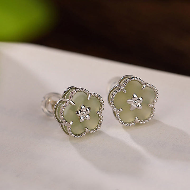 Pendientes de tuerca de la suerte con flor de ciruelo de jade hetiano de plata de ley 925 con Buddha Stones