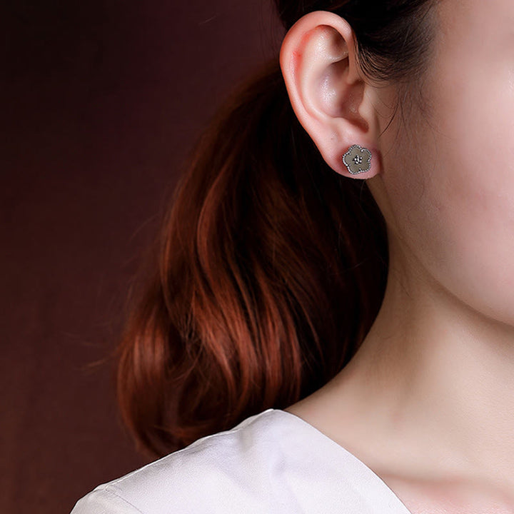 Pendientes de tuerca de la suerte con flor de ciruelo de jade hetiano de plata de ley 925 con Buddha Stones
