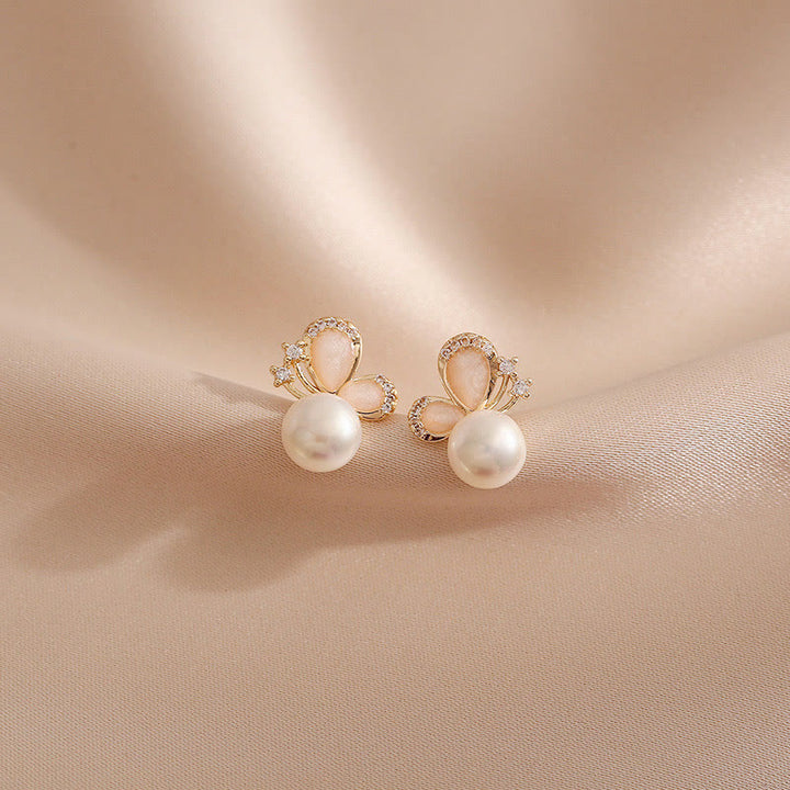 Pendientes de tuerca con forma de mariposa y perlas de oro de 18 quilates con Buddha Stones