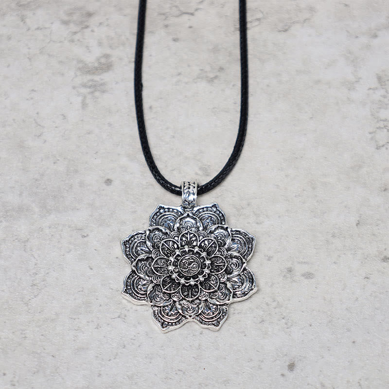 Colgante de collar con bendición de loto tibetano con Buddha Stones