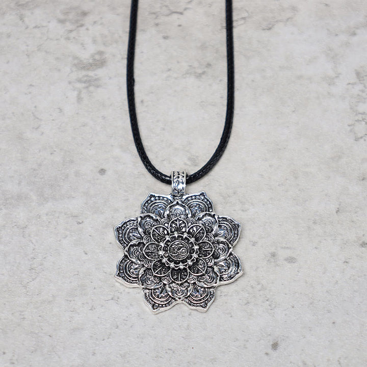 Colgante de collar con bendición de loto tibetano con Buddha Stones