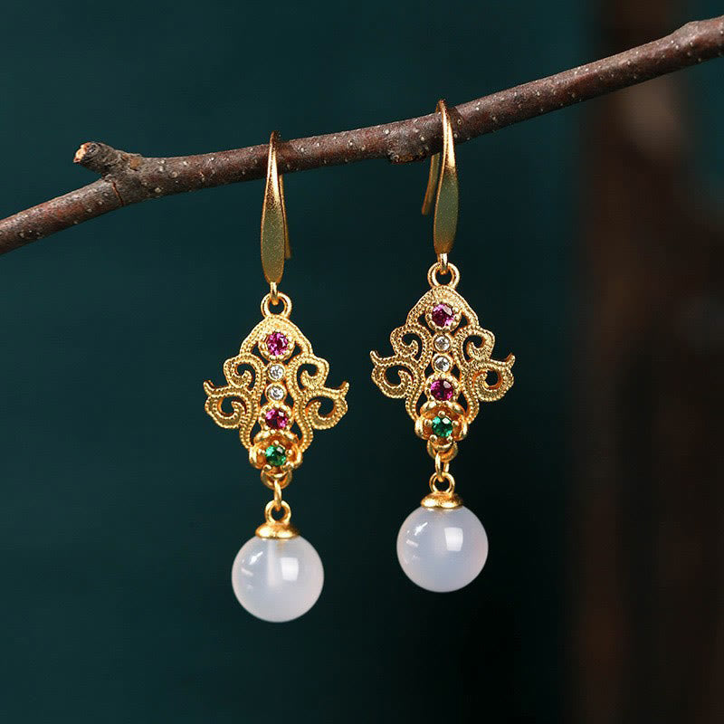 Pendientes colgantes positivos de calcedonia redonda chapados en oro de 24 quilates con Buddha Stones