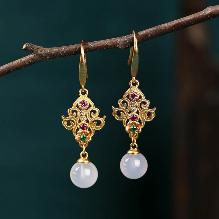 Pendientes colgantes positivos de calcedonia redonda chapados en oro de 24 quilates con Buddha Stones