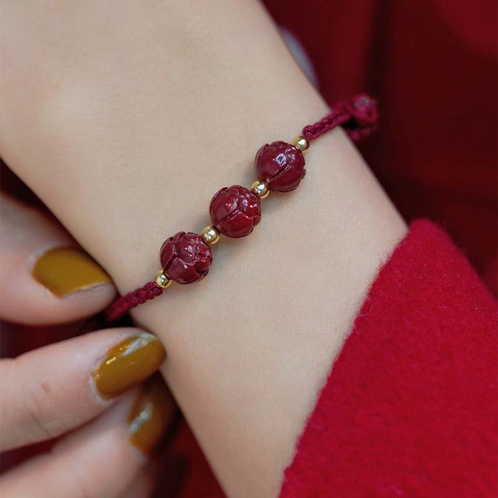 Pulsera de tejido de hilo rojo tranquilo con loto de jade y cinabrio de Buddha Stones