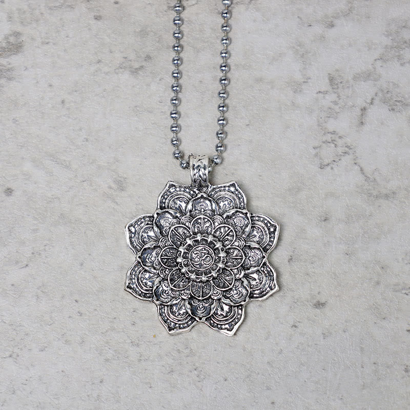 Colgante de collar con bendición de loto tibetano con Buddha Stones