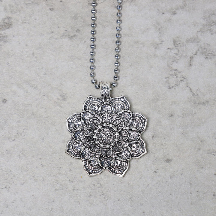 Colgante de collar con bendición de loto tibetano con Buddha Stones