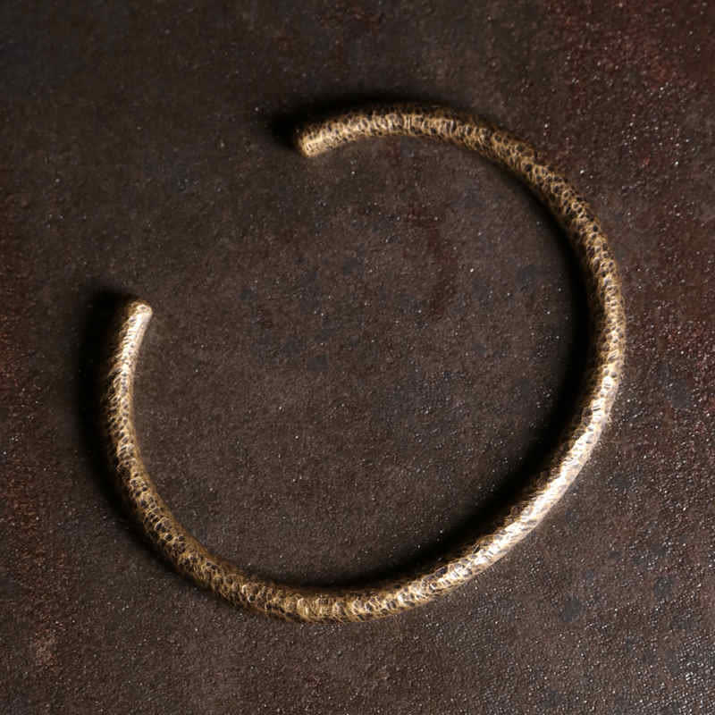 Brazalete ajustable con equilibrio de cobre y diseño rústico de Buddha Stones