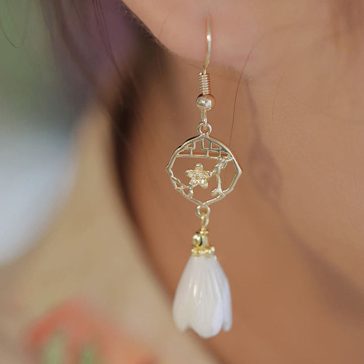 Pendientes colgantes con bendición de flores de magnolia, piedra Tridacna de cobre chapado en oro de 14 quilates con Buddha Stones