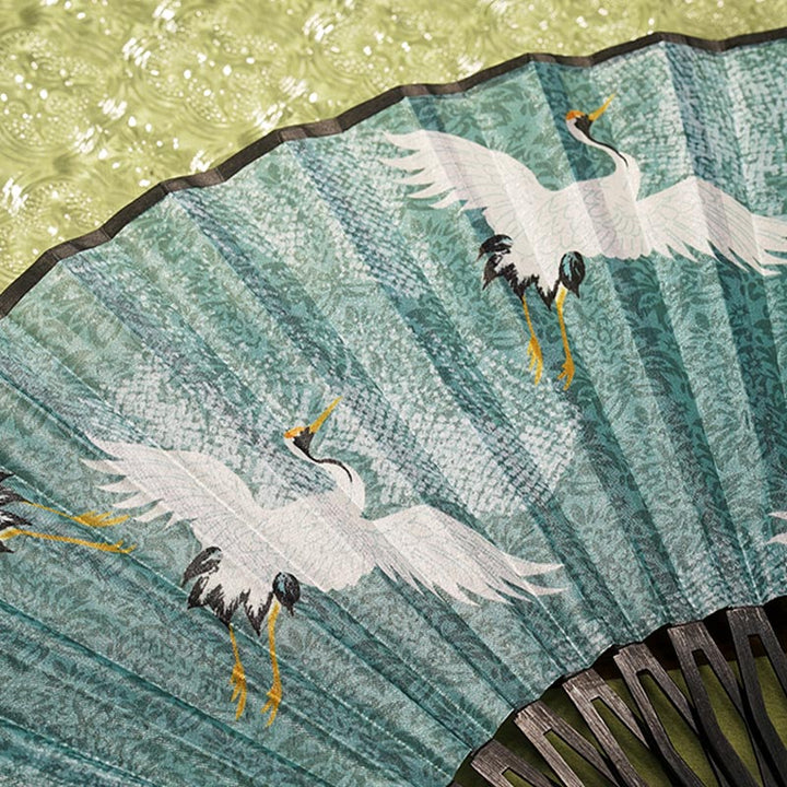 Abanico plegable de bambú de seda de mano con diseño de grulla blanca y azul vintage de Buddha Stones