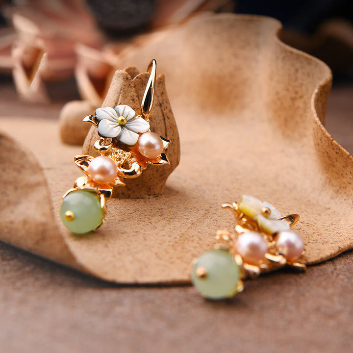 Pendientes colgantes con cuentas de aventurina verde, perla y flor de piedra Tridacna chapada en oro de 14 quilates con Buddha Stones