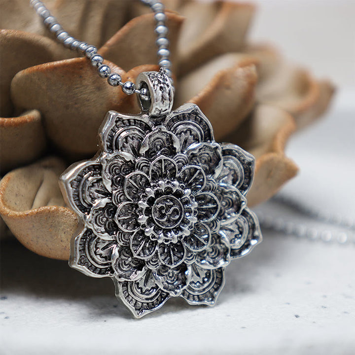 Colgante de collar con bendición de loto tibetano con Buddha Stones