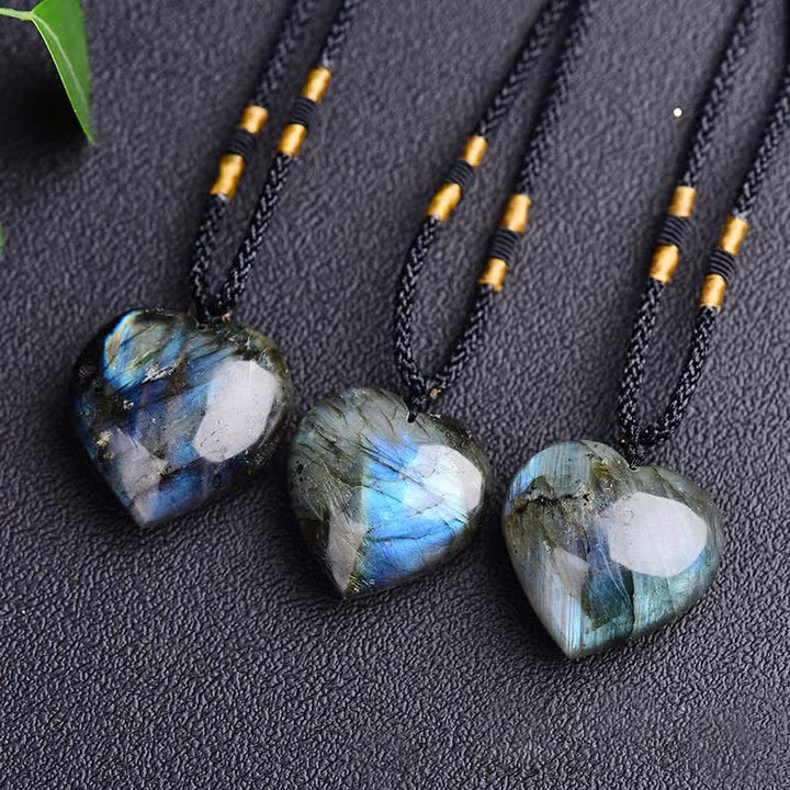Colgante de collar con soporte de corazón de amor de labradorita de Buddha Stones