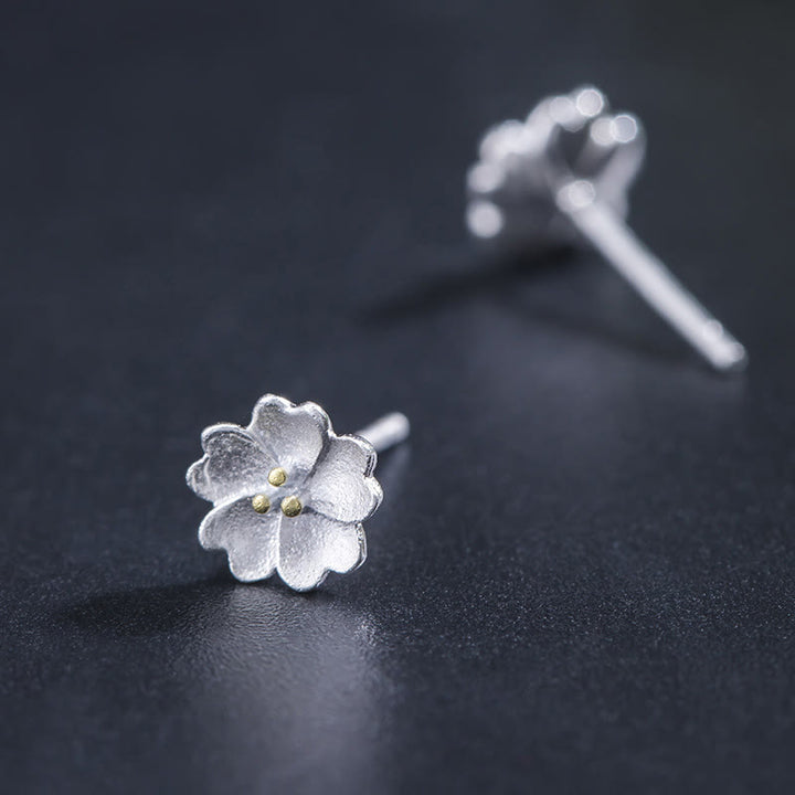 Pendientes de tuerca con diseño floral de flores de cerezo en plata de ley 925 de Buddha Stones