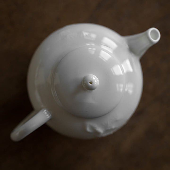 Tetera de cerámica con diseño grabado de bambú de pino ciruelo blanco