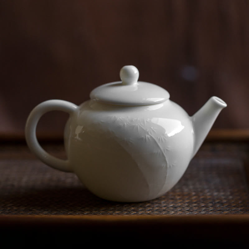 Tetera de cerámica con diseño grabado de bambú de pino ciruelo blanco