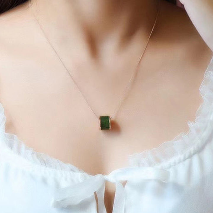 Colgante de collar de suerte de jade cian redondo con Buddha Stones