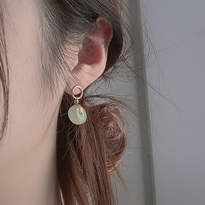 Pendientes colgantes de suerte con hebilla de paz de jade redondo