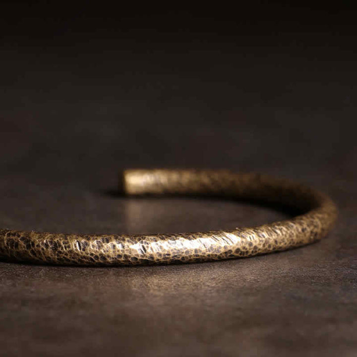 Brazalete ajustable con equilibrio de cobre y diseño rústico de Buddha Stones