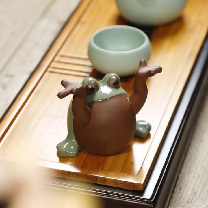 Buddha Stones FengShui, riqueza, suerte, rana bonita, té de cerámica, figura decorativa para mascota - Rana con brazos levantados 10,5 x 8,8 cm - image 0