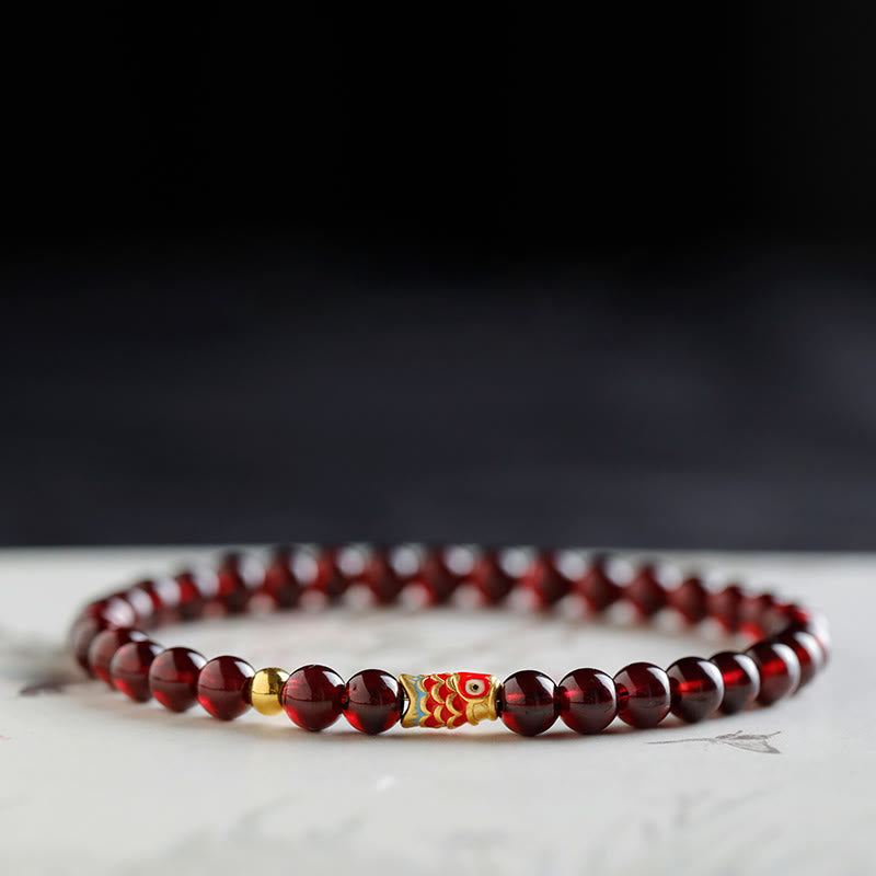 Pulsera de protección con granate natural y pez Koi de oro 999 de Buddha Stones - image 2