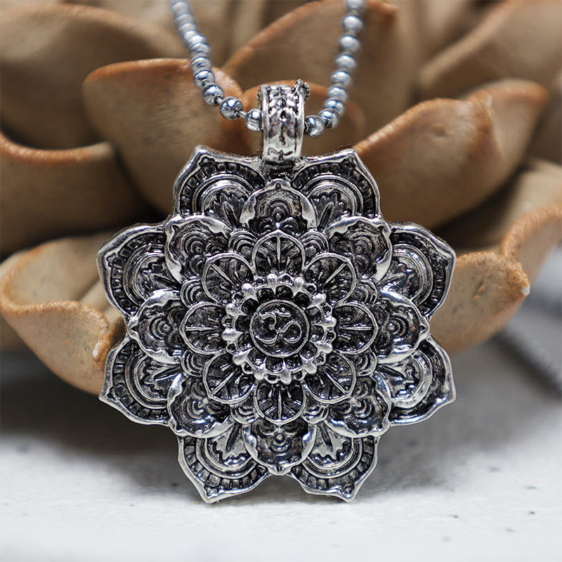 Colgante de collar con bendición de loto tibetano con Buddha Stones