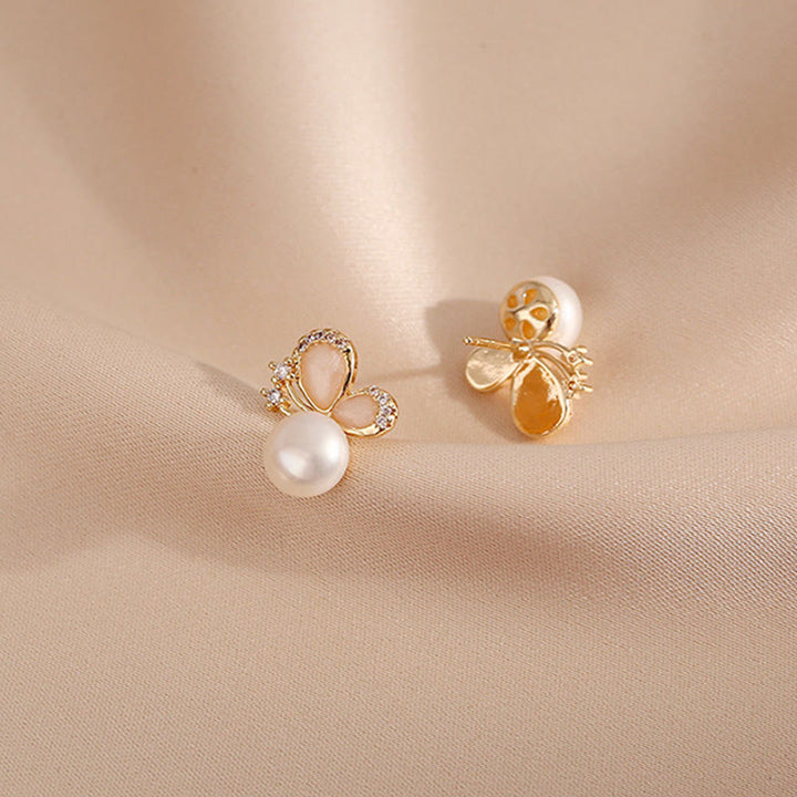 Pendientes de tuerca con forma de mariposa y perlas de oro de 18 quilates con Buddha Stones