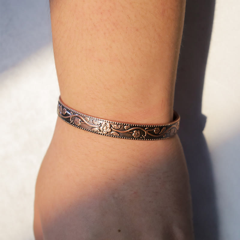 Brazalete ajustable de cobre magnético floral con Buddha Stones