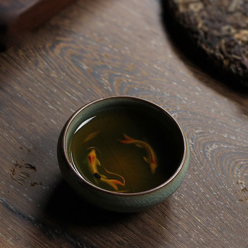 Taza de té de cerámica con forma de pez koi de colores y Buddha Stones