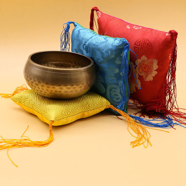 Decoración de cojín de cuenco tibetano con decoración de borlas