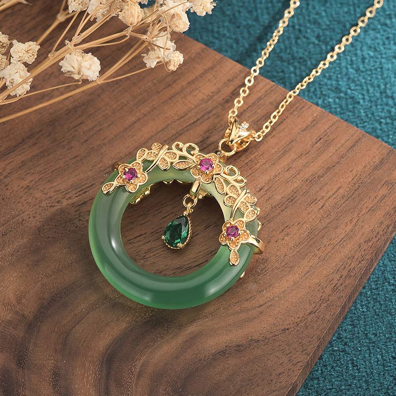 Colgante de collar curativo de jade cian redondo natural con Buddha Stones