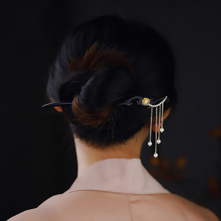 Horquilla con borlas de perlas y flores amarillas de madera de ébano con Buddha Stones