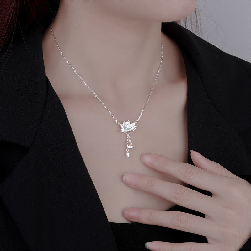 Colgante de collar de iluminación tallada con vaina de flor de loto de plata de ley 999 con Buddha Stones
