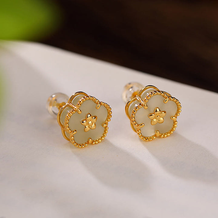 Pendientes de tuerca de la suerte con flor de ciruelo de jade hetiano de plata de ley 925 con Buddha Stones