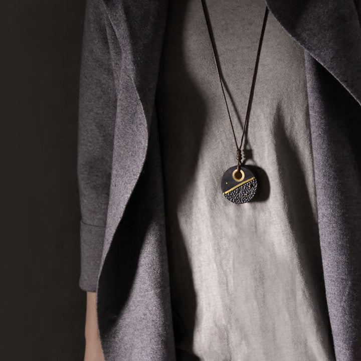 Collar con colgante de la paz de latón y cobre, hecho a mano, con Buddha Stones redondas de madera de ébano - image 3