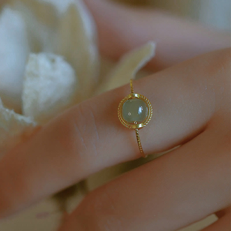 Anillo ajustable de prosperidad de la suerte de jade redondo chapado en oro de 14 quilates con Buddha Stones