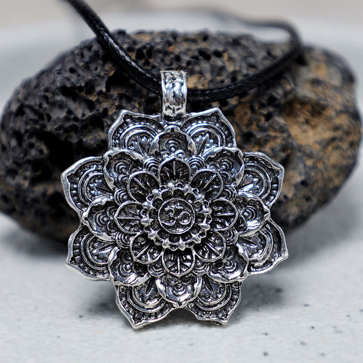 Colgante de collar con bendición de loto tibetano con Buddha Stones
