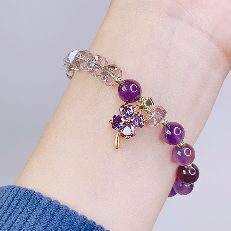 Pulsera con dijes curativos de trébol de cuatro hojas con cristales de amatista y Buddha Stones