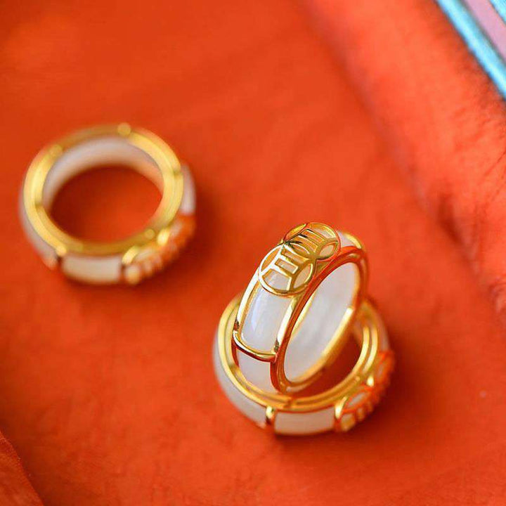Collar con anillo de la suerte de jade blanco con Buddha Stones