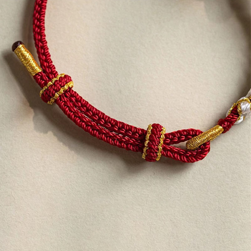 Pulsera de cuerda de la suerte con dije de flor de melocotón, nudo de amor verdadero hecho a mano con Buddha Stones