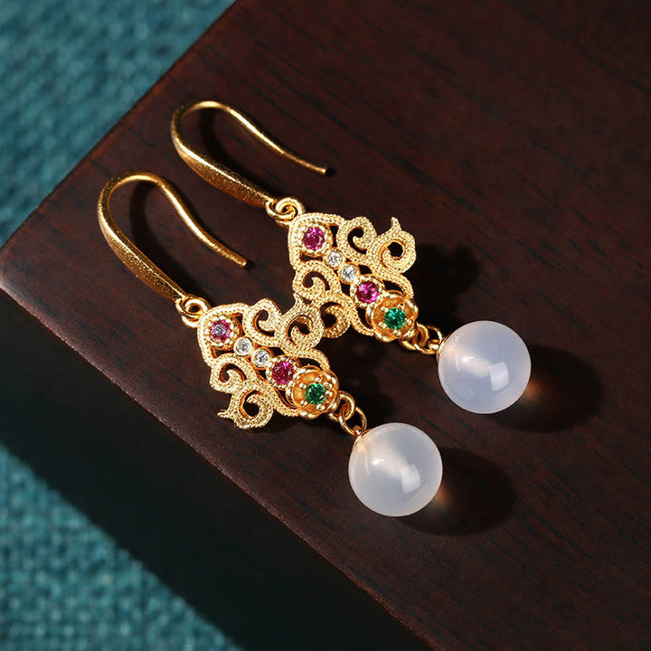 Pendientes colgantes positivos de calcedonia redonda chapados en oro de 24 quilates con Buddha Stones