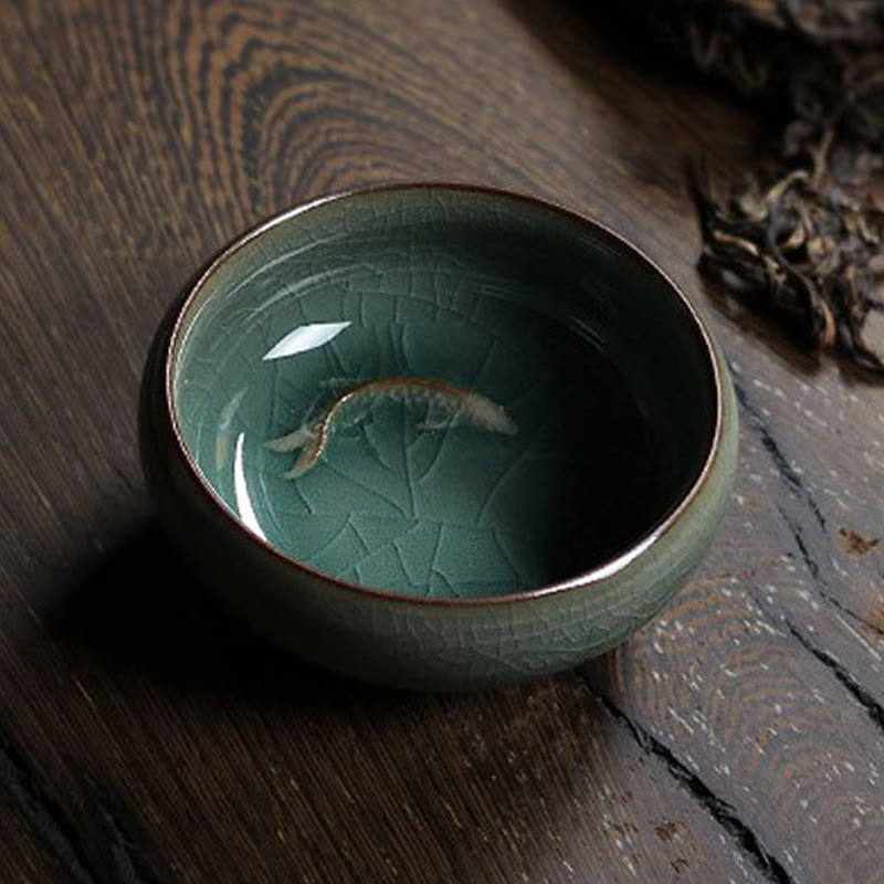 Taza de té de cerámica con forma de pez koi de colores y Buddha Stones