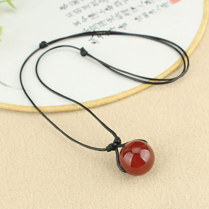 Collar con colgante de cuerda de cuero con cuentas de ágata roja y Buddha Stones
