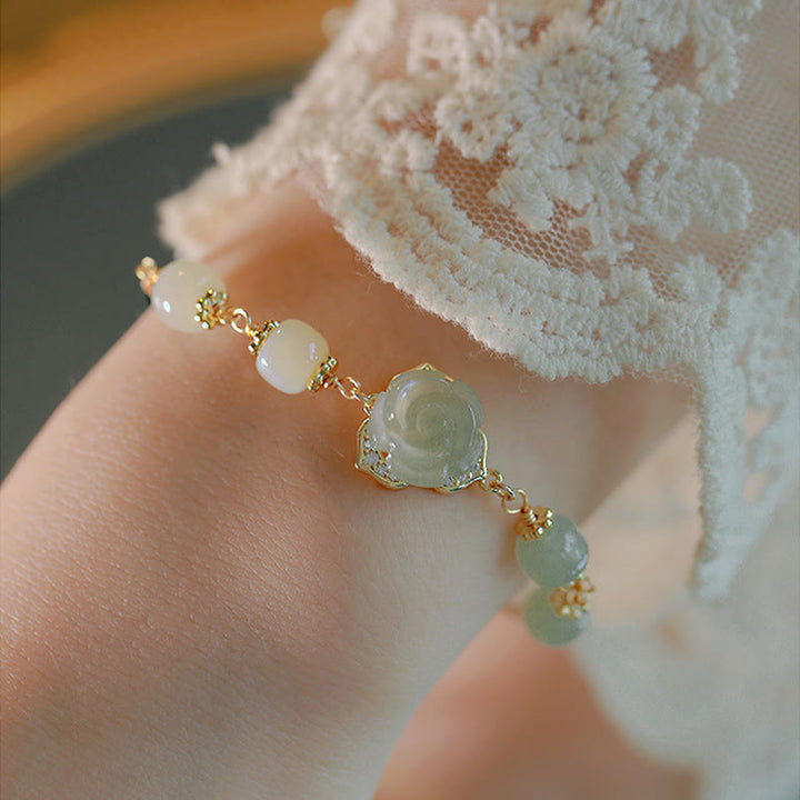 Pulsera de cadena de la suerte con flor de rosa de jade hetiano chapada en oro de 14 quilates con Buddha Stones