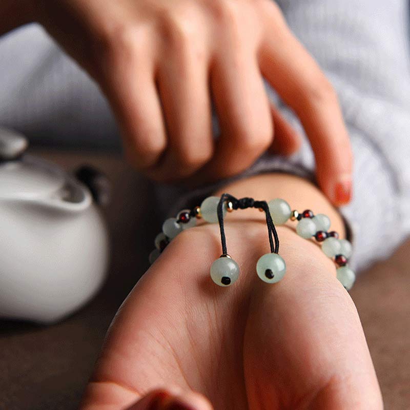 Pulsera de la suerte con pétalos de flores y cuentas de granate y aventurina verde con Buddha Stones