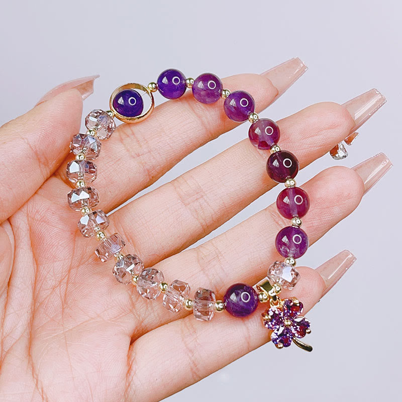 Pulsera con dijes curativos de trébol de cuatro hojas con cristales de amatista y Buddha Stones