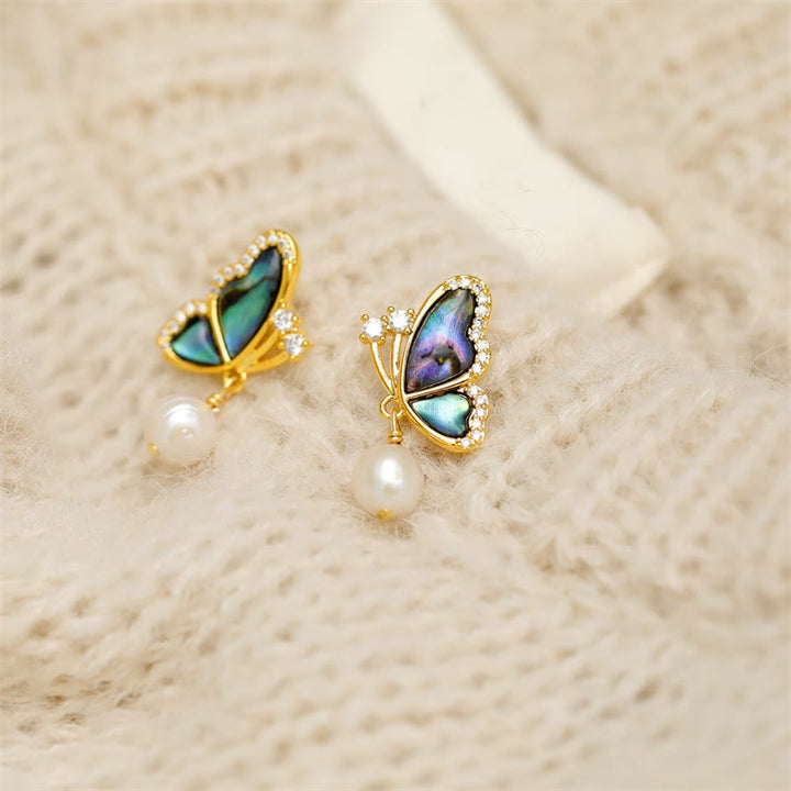 Pendientes De Botón De Amor De Mariposa Con Perlas De Cobre Chapados En Oro De 18 Quilates De Buddha Stones